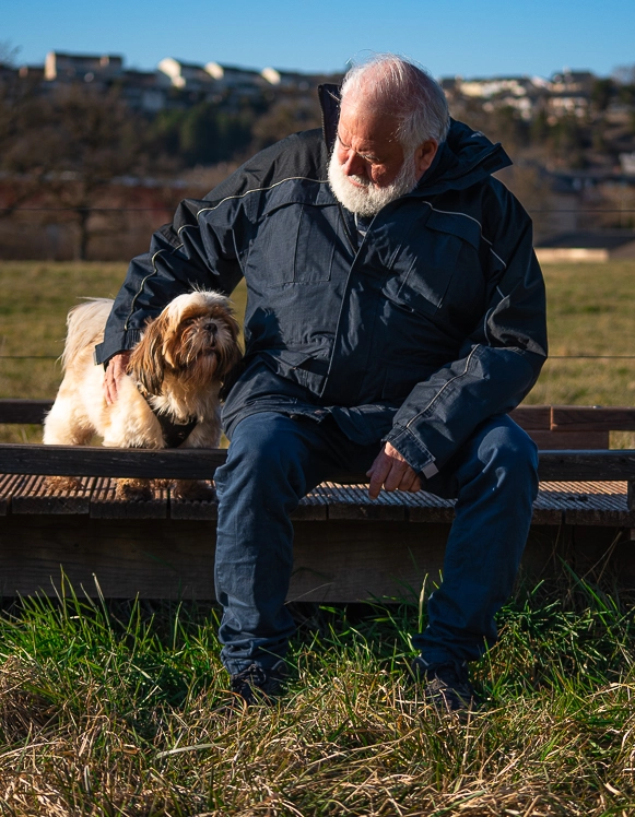 Photographie d'un chien et de son compagnon de vie